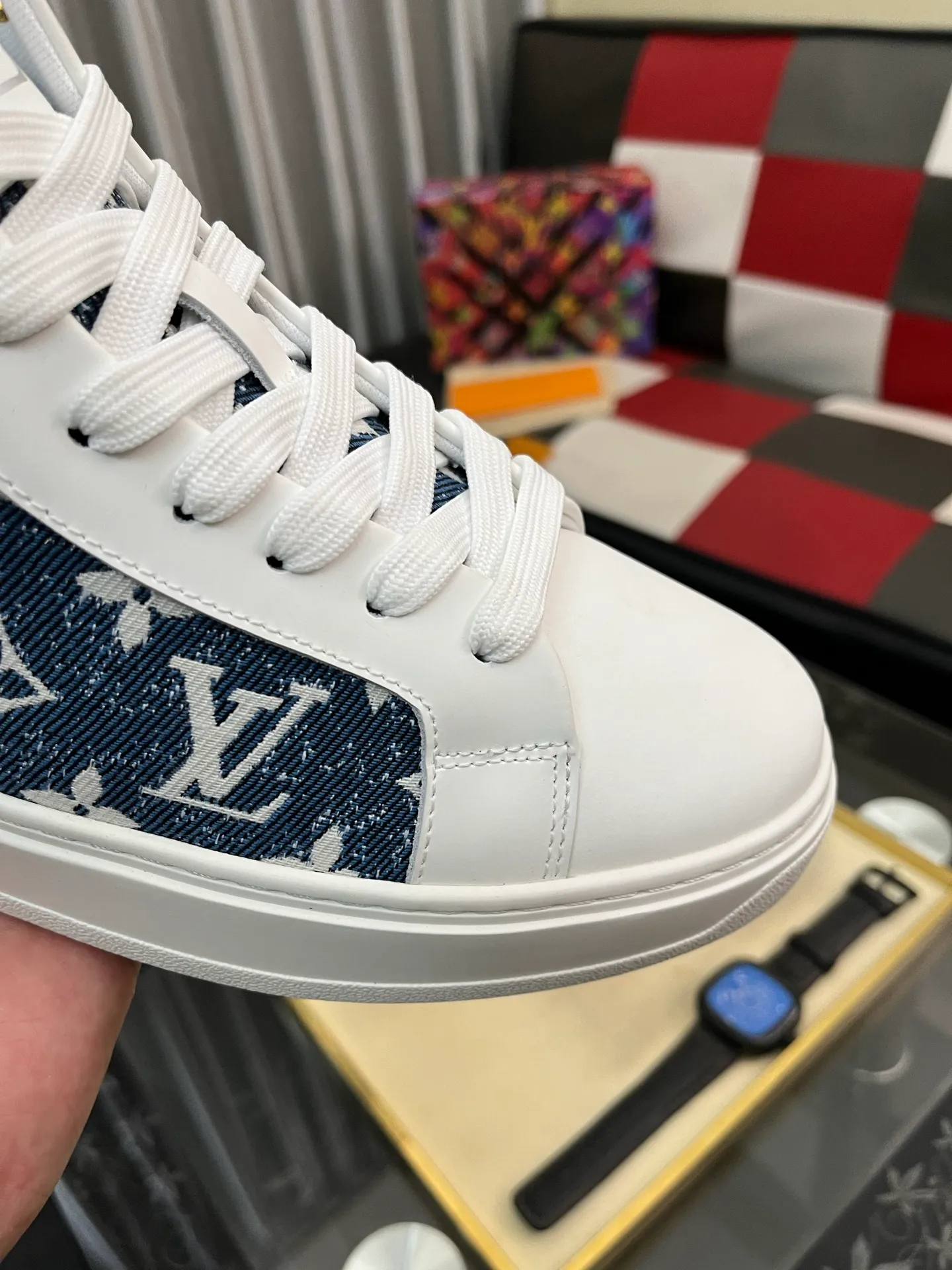 Men's shoes 💰: 560⌚️⌚️ Louis vuitton/LV Louis Vuitton 》Original quality.~ Unique modern style sneakers. 🏃A must-have casual shoe for trendy men😍😍 Original brand imported from Italy, imported original leather, sheep lining (refuses to discolor and grind feet) Sole: Original sole provided by the original factory, French lazy style design ⚠️Fit to the feet, original quality, super comfortable original sole. Code number: 38-444⃣️Color optional